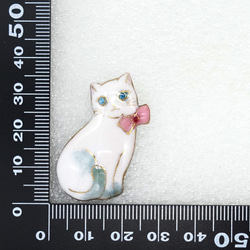 ねこ（リボンの白猫）の七宝焼ピンブローチ（ピンバッジ）【受注制作】 4枚目の画像