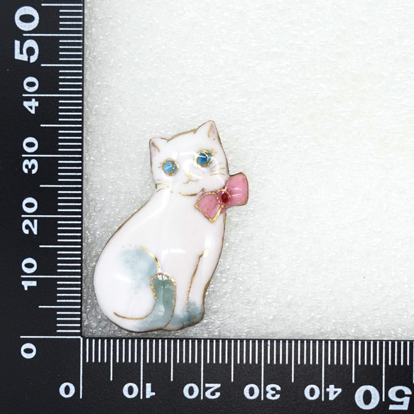 ねこ（リボンの白猫）の七宝焼ピンブローチ（ピンバッジ）【受注制作】 4枚目の画像