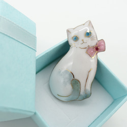 ねこ（リボンの白猫）の七宝焼ピンブローチ（ピンバッジ）【受注制作】 1枚目の画像
