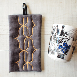 アイヌ刺繍の鍋つかみ リネンのグレイとミカン色糸 鍋つかみ かを 通販