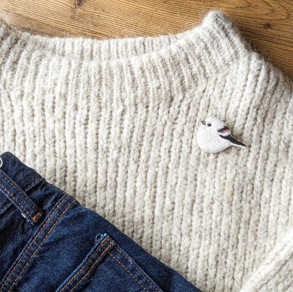 シマエナガの刺繍ブローチ　鳥　ブローチ 3枚目の画像