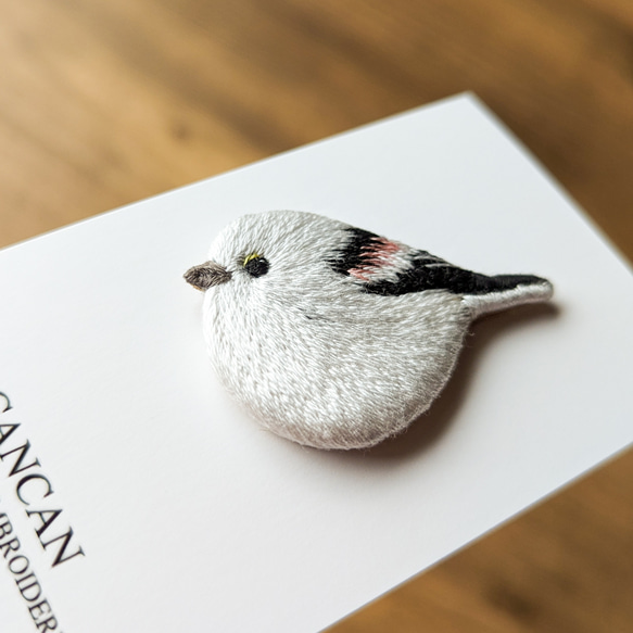 シマエナガの刺繍ブローチ　鳥　ブローチ 5枚目の画像