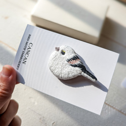 シマエナガの刺繍ブローチ　鳥　ブローチ 2枚目の画像