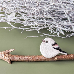 シマエナガの刺繍ブローチ　鳥　ブローチ 1枚目の画像