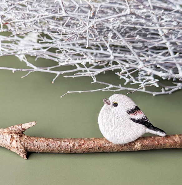 シマエナガの刺繍ブローチ　鳥　ブローチ 1枚目の画像