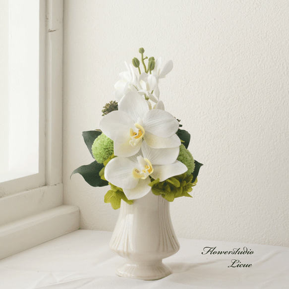 仏花】胡蝶蘭とマムの仏花 Sサイズ（花器に固定したタイプです