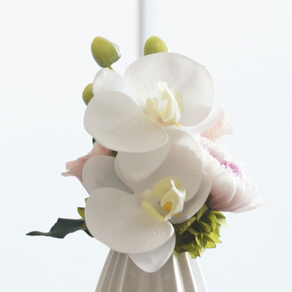 【仏花】輪菊と胡蝶蘭とバラの仏花　花器に固定したアレンジメントです。 4枚目の画像