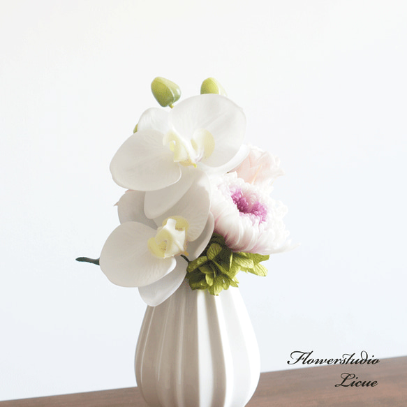 【仏花】輪菊と胡蝶蘭とバラの仏花　花器に固定したアレンジメントです。 3枚目の画像