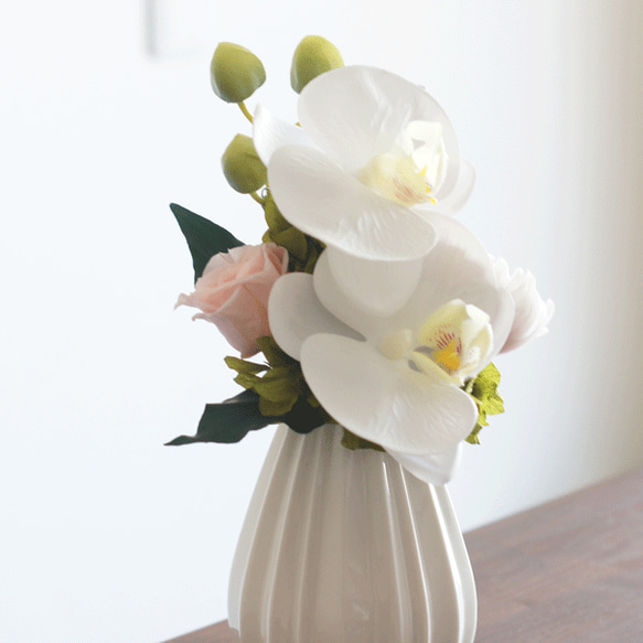 【仏花】輪菊と胡蝶蘭とバラの仏花　花器に固定したアレンジメントです。 5枚目の画像