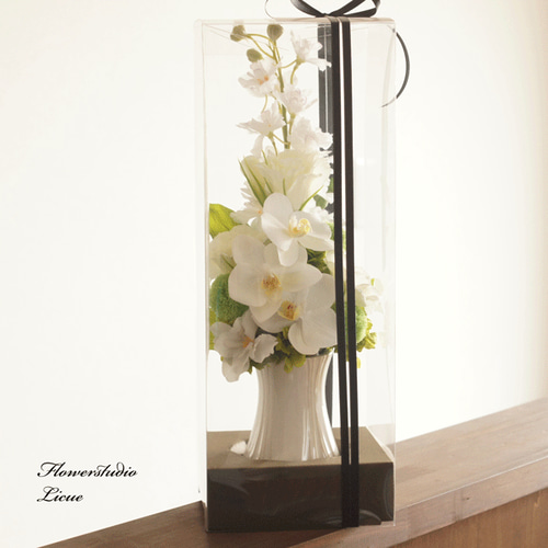 仏花】胡蝶蘭とマムの仏花（Lサイズ） 花器に固定したアレンジメント