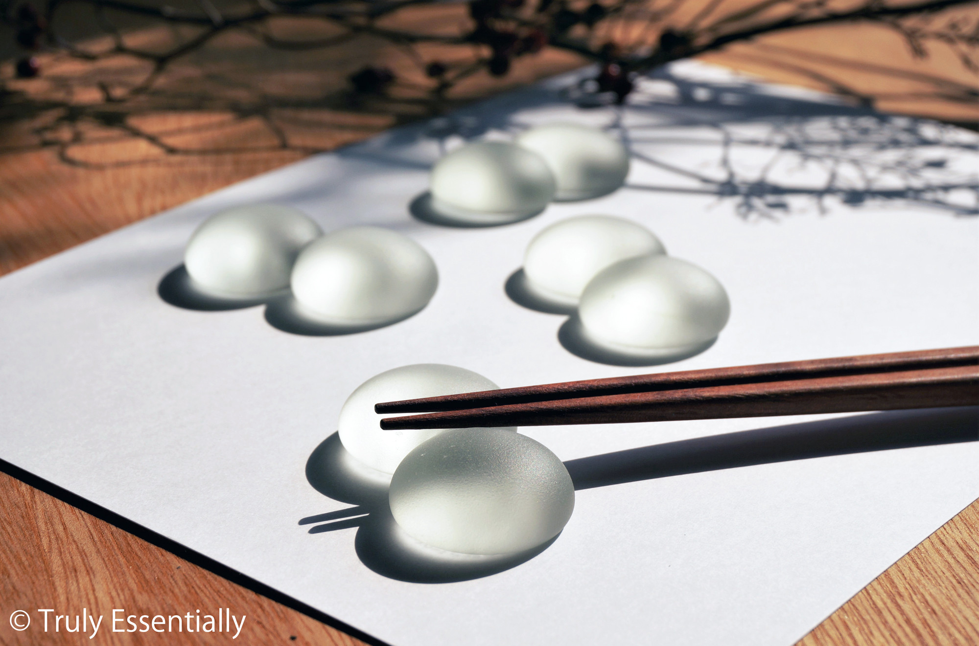 【５点セット】● つや消しガラスの箸置き -「まるいガラス」・ 2 balls