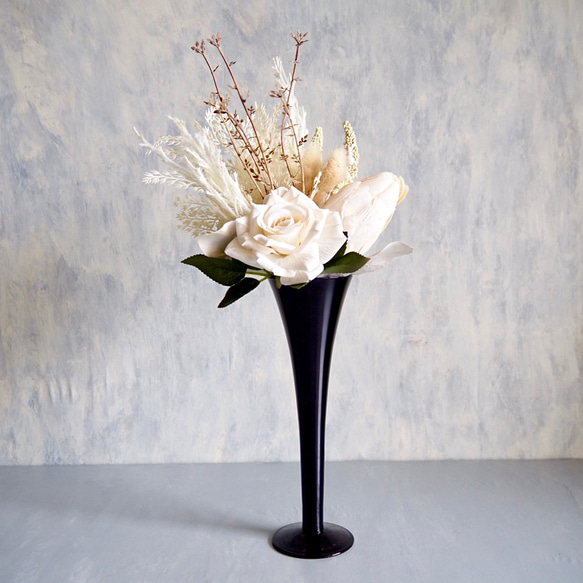 モダン花器付き】ホワイトシャビーの花束と黒のガラス花瓶のモダン