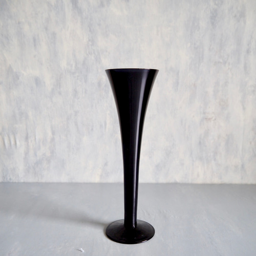 モダン花器付き】ホワイトシャビーの花束と黒のガラス花瓶のモダン