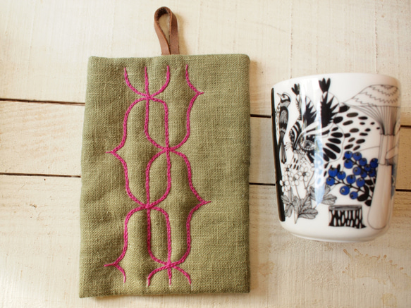 アイヌ刺繍の鍋つかみ　リネンの抹茶ラテ色と濃いピンク糸 4枚目の画像