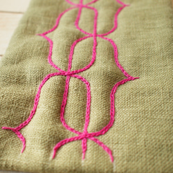 アイヌ刺繍の鍋つかみ　リネンの抹茶ラテ色と濃いピンク糸 5枚目の画像