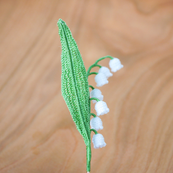 刺繍糸で編んだすずらんのピンブローチ(受注制作、フォーマル、お花モチーフ、鈴蘭、四季折々) 6枚目の画像