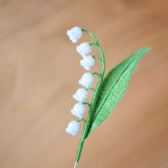 刺繍糸で編んだすずらんのピンブローチ(受注制作、フォーマル、お花モチーフ、鈴蘭、四季折々) 2枚目の画像