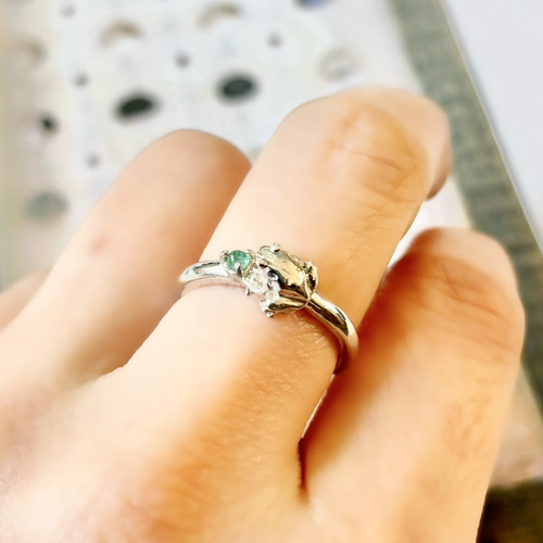 5月のカエル エメラルドと小さなカエルの指輪 指輪・リング ジュエリー