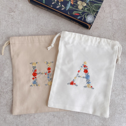 巾着袋】【オーダー】アルファベット 刺繍 巾着 イニシャル 白