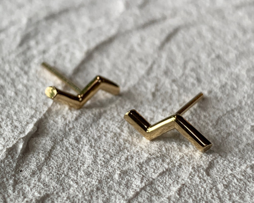 angle（地金ゴールド、スタッドピアス）sv925 ピアス（スタッド・一粒