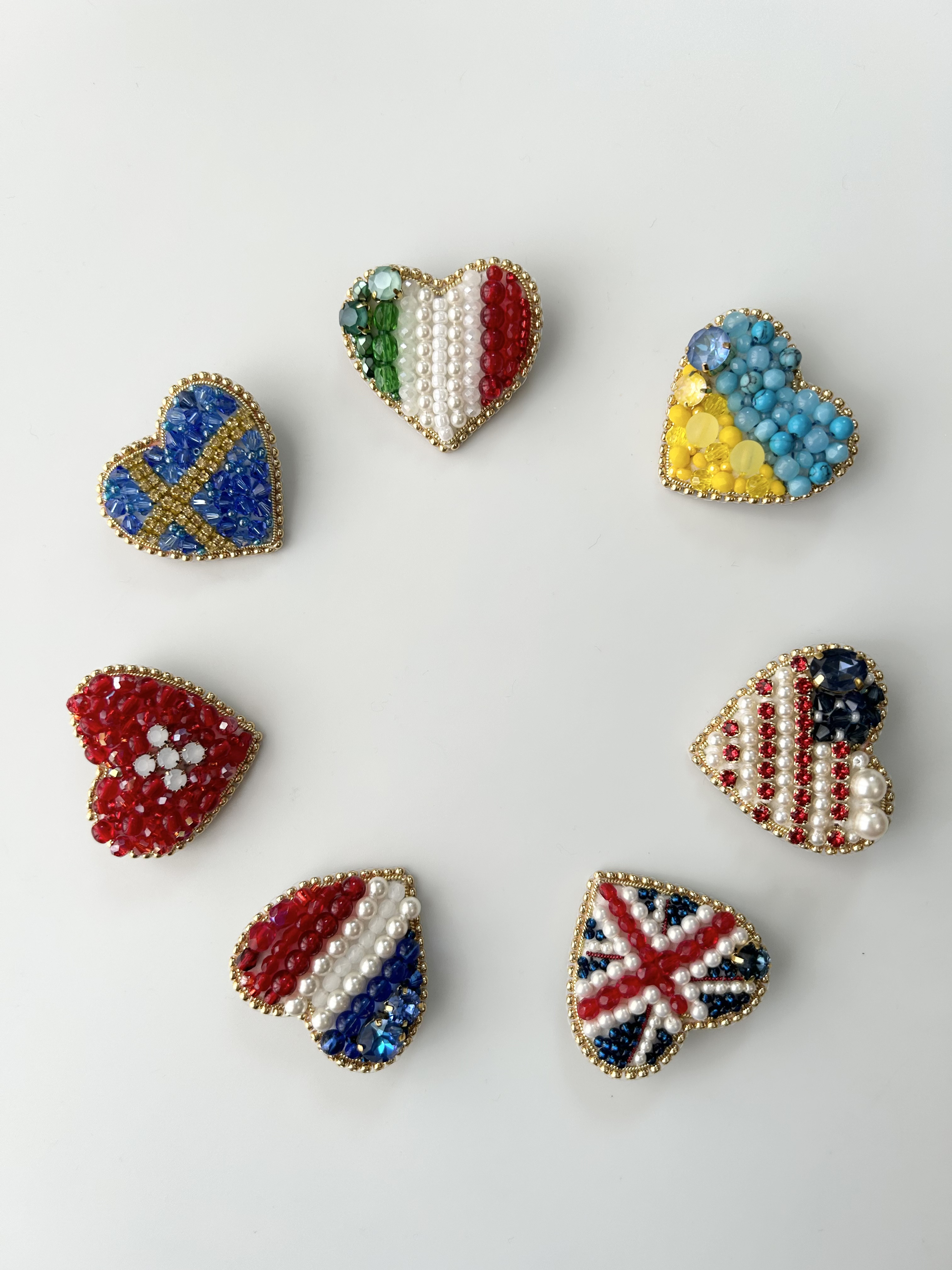 世界をハートに☆国旗のビーズ刺繍ブローチ