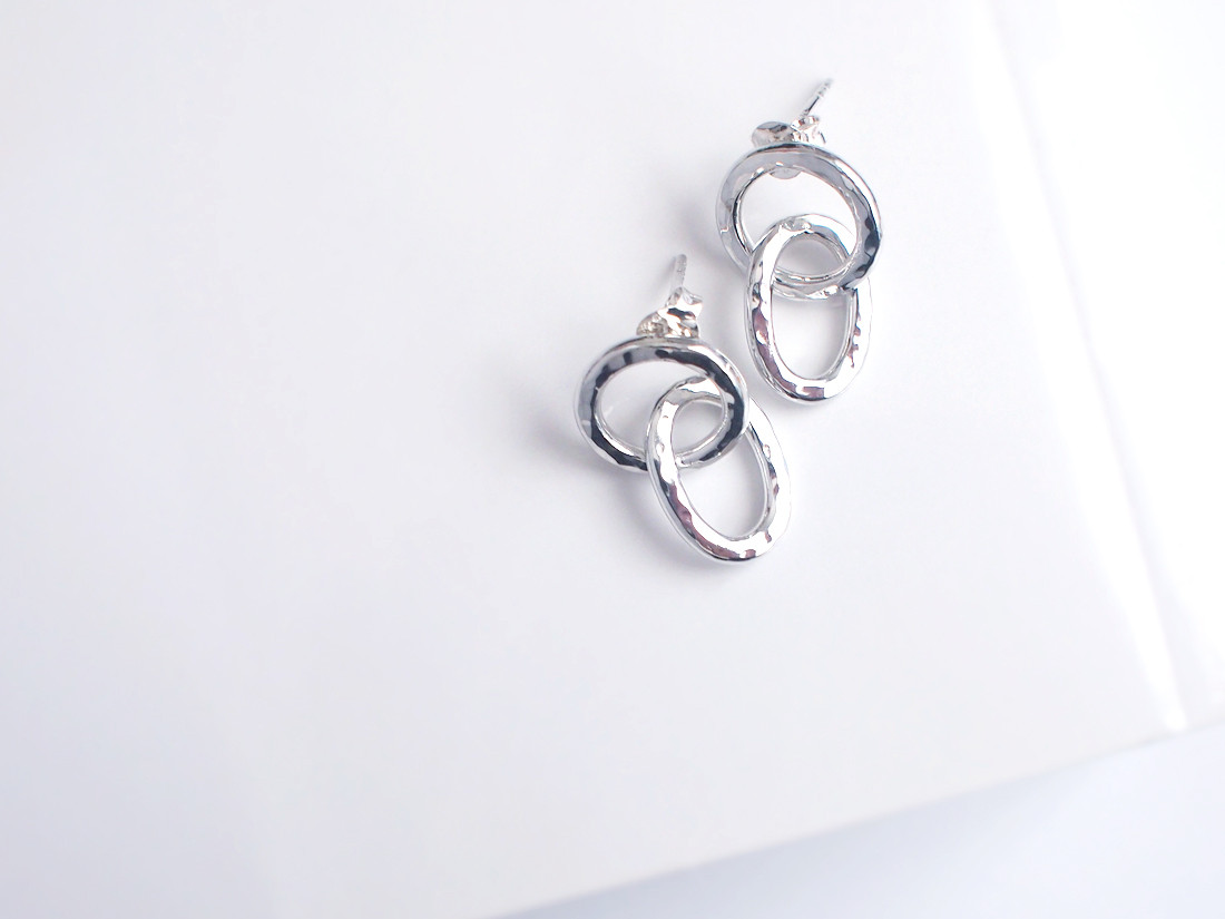 New ＊ 送料無料【SV925】銀月ダブルリング　ドロップ  スタッドピアス／槌目／シンプル  silver925