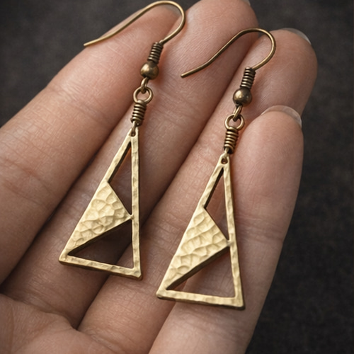 モザイク三角×ウェーブスティック♡ゴールド ハンドメイド イヤリング 揺れる金色の三角 ― 真鍮ハンマードピアス ―」 14kgf 金属アレルギー