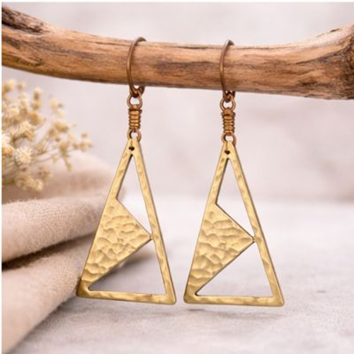 揺れる金色の三角 ― 真鍮ハンマードピアス ―」 14kgf 金属アレルギー