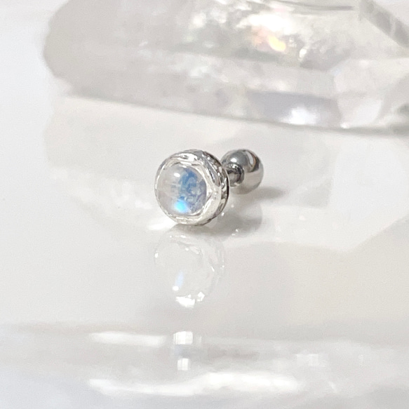 角度によって表情を変える 不思議な石 レインボームーンストーン