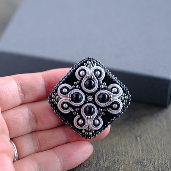 送料無料 まるしかくなブローチ 黒モノトーン/ソウタシエ刺繍/soutache/ご褒美 2枚目の画像