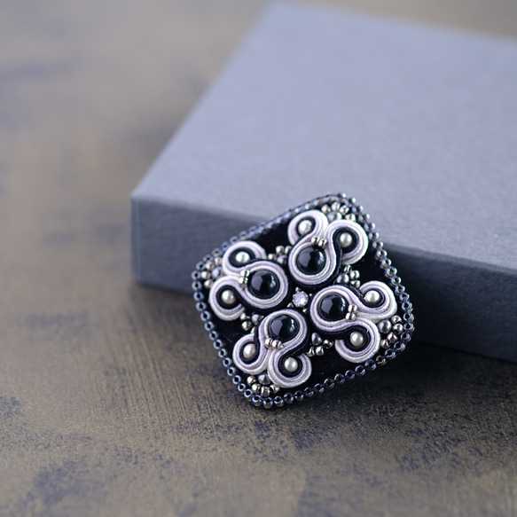 送料無料 まるしかくなブローチ 黒モノトーン/ソウタシエ刺繍/soutache/ご褒美 1枚目の画像