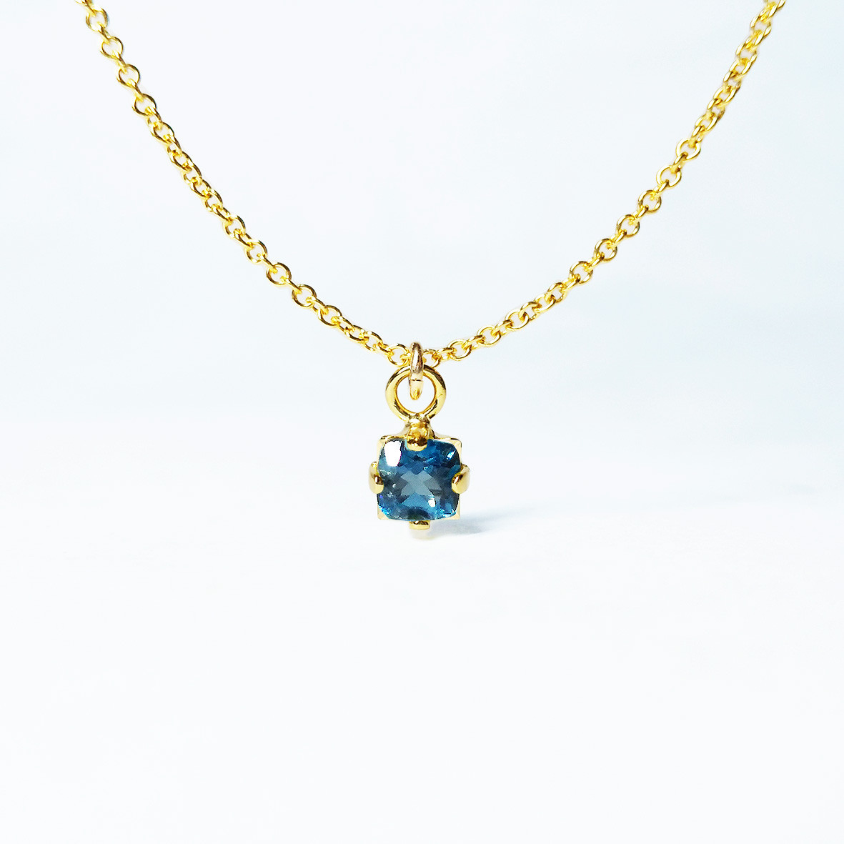 上品な碧色。 ロンドンブルートパーズのネックレス　[送料無料]