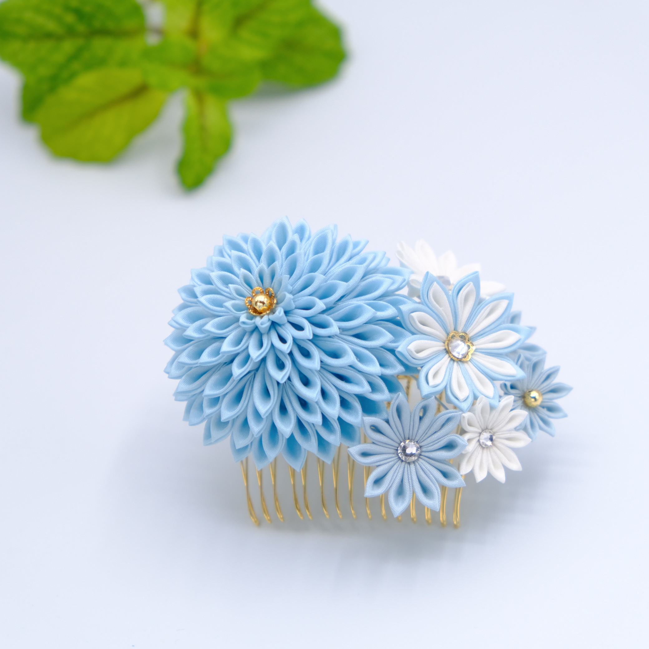 再販＊つまみ細工〈菊のブーケ-勿忘草色〉髪飾り 和装 成人式 和婚 卒業式 正絹使用