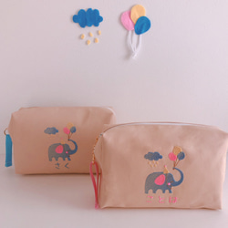 【おむつポーチ】【名入れ】象と風船 お名前 オーダー 刺繍 ベビー 赤ちゃん 出産祝い【無料ラッピング】fuusen 1枚目の画像