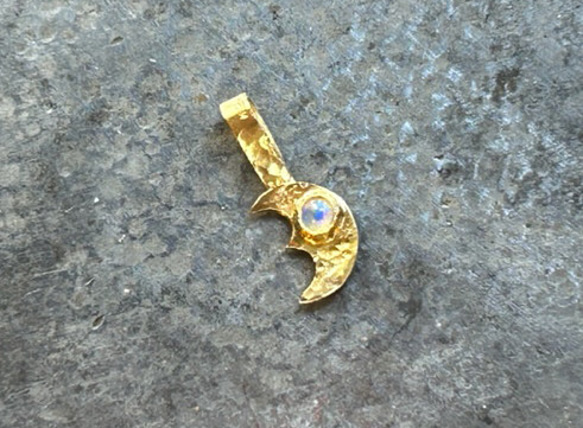 オパールの瞳◇純金の小さな三日月ペンダントトップ◇K24