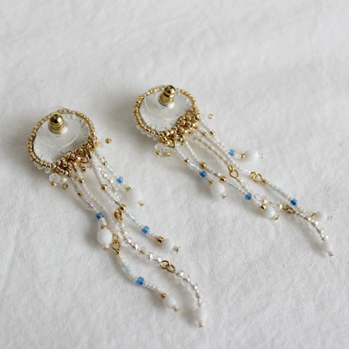 ゆらゆらクラゲ ピアス【ビーズ刺繍】 ピアス（スタッド・一粒