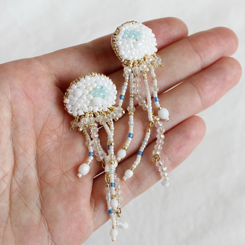 【のらだま】クラゲピアス くらげと遊ぶ＊マリン 刺繍糸で作るクラゲのピアス・イヤリング