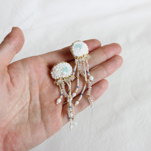 ゆらゆらクラゲ ピアス【ビーズ刺繍】 ピアス(スタッド・一粒 ゆらゆらクラゲ ピアス【ビーズ刺繍】 ピアス(スタッド・一粒