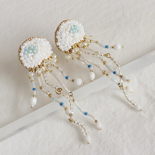 ゆらゆらクラゲ ピアス【ビーズ刺繍】 ピアス（スタッド・一粒