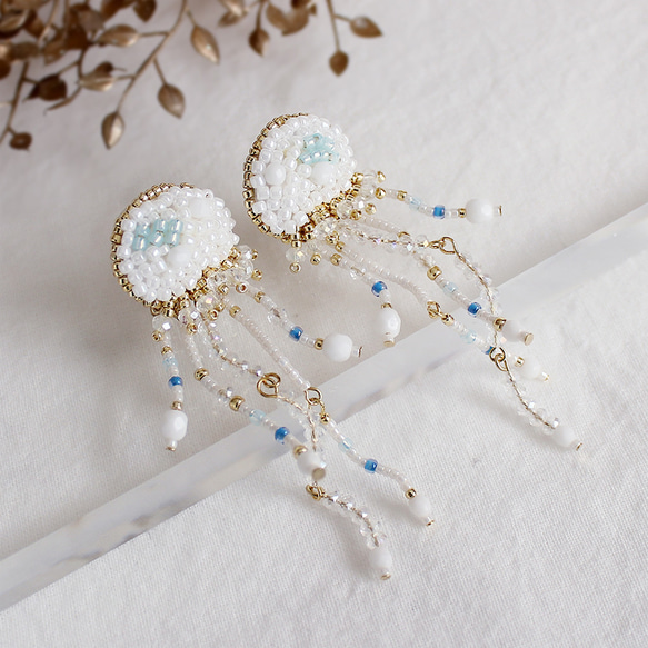 注目の ゆらゆらクラゲ ピアス（スタッド・一粒 ピアス【ビーズ刺繍】 ピアス