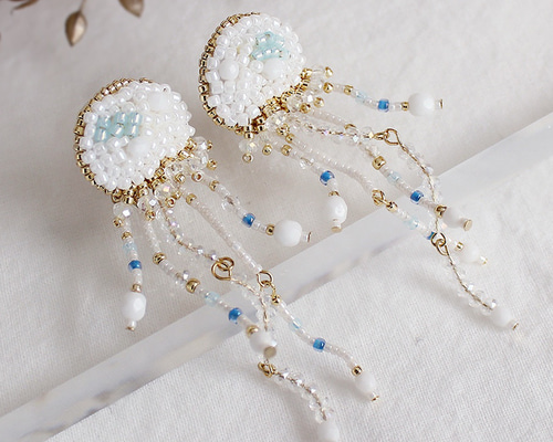ゆらゆらクラゲ ピアス ビーズ刺繍 ピアス（スタッド・一粒） kino to