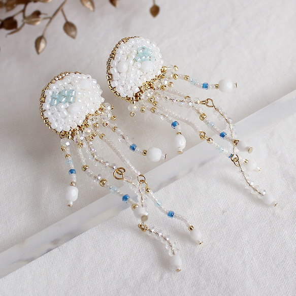 ゆらゆらクラゲ ピアス ビーズ刺繍 ピアス（スタッド・一粒） kino to