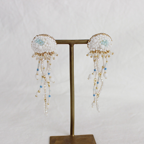 ゆらゆらクラゲ ピアス【ビーズ刺繍】 ピアス(スタッド・一粒 ゆらゆらクラゲ ピアス【ビーズ刺繍】 ピアス(スタッド・一粒