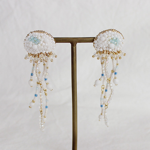 ゆらゆらクラゲ ピアス【ビーズ刺繍】 ピアス（スタッド・一粒