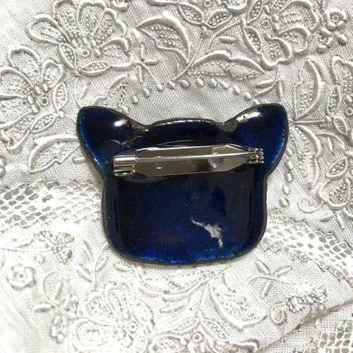 手作り七宝焼 抱きしめニャンコのブローチ 猫 ねこ 銀張有線七宝