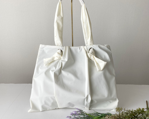 雨でも安心＊ふんわり軽量撥水ナイロン＊トート＊ホワイト＊A4収納可能