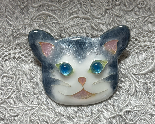 手作り七宝焼 ネコのブローチ 猫 ねこ 銀張有線七宝 ハチワレ ブローチ