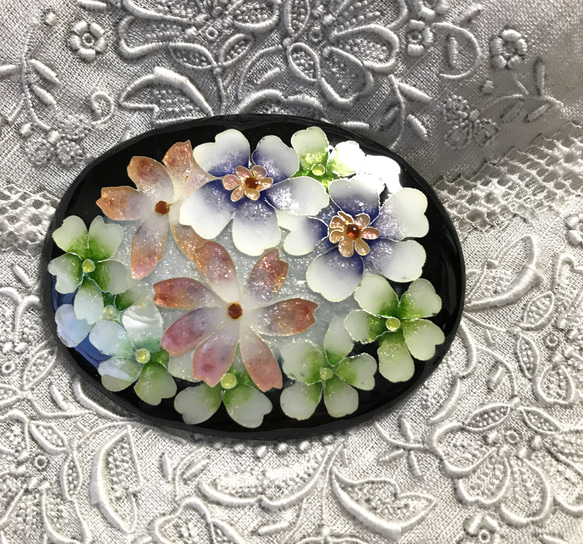 手作り七宝焼　細密お花のブローチ　銀張有線七宝　日本伝統工芸　3種類のお花　銀七宝 1枚目の画像