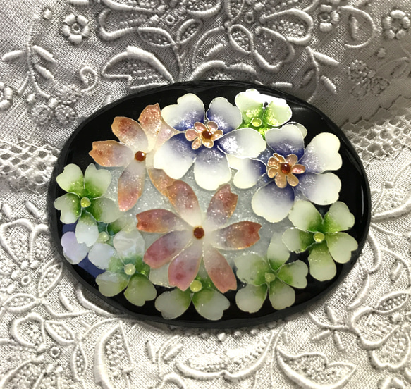 手作り七宝焼　細密お花のブローチ　銀張有線七宝　日本伝統工芸　3種類のお花　銀七宝 3枚目の画像