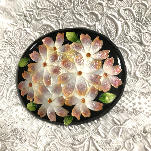 ハンドメイド手作り　有線七宝　花模様赤香合　一点物 手作り七宝焼 細密ピングのお花のブローチ 銀張有線七宝 銀線と銀箔